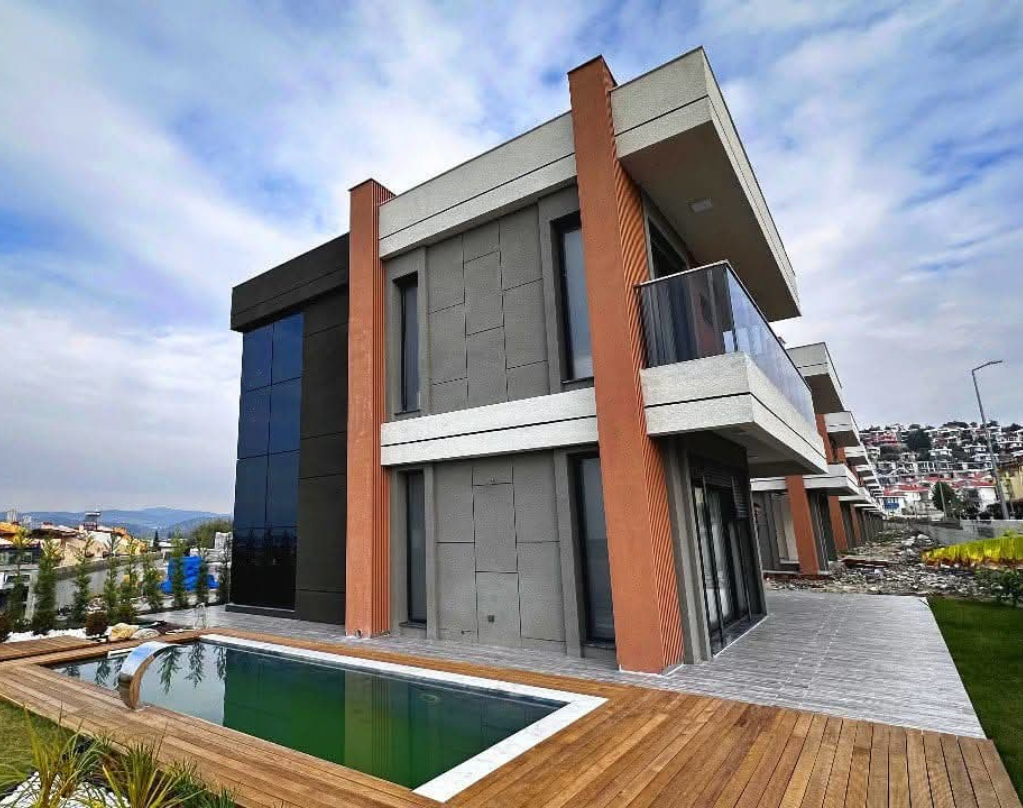 KUŞADASI KARAOVA MAHALLESİNDE HEMEN TESLİM ÖZEL HAVUZLU